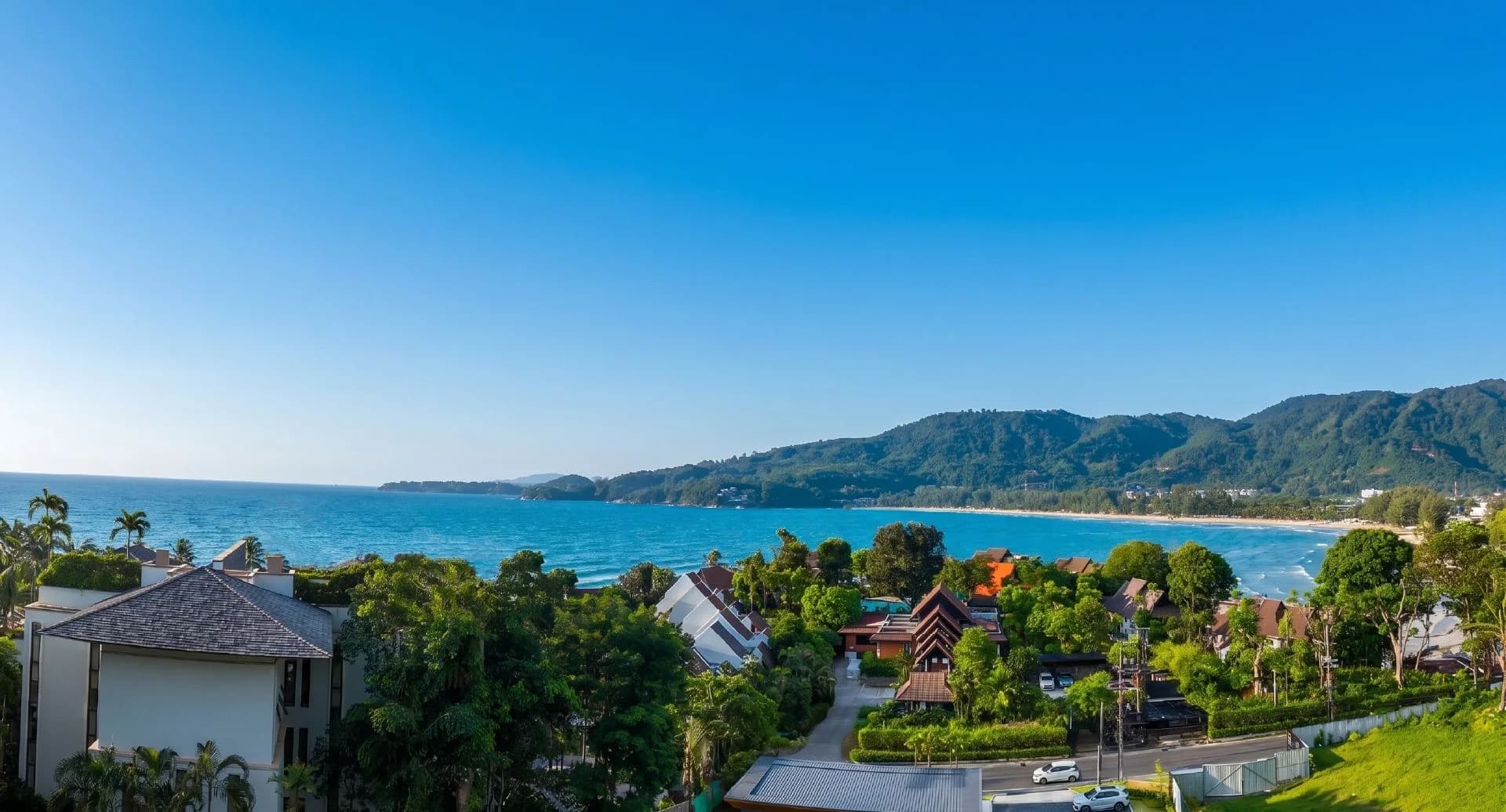 Kamala Bay und der ganze Strandbogen, per Drohne von Grundstück A3 aufgenommen